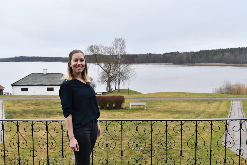 1 woman on a balcony overlooking a lake
