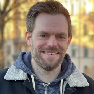 porträttbild på Niklas utomhus