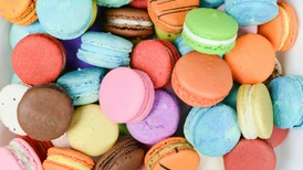 En hög med macaron-kakor