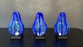 WSA-priset 2020 – vacker blå glasskulptur "En droppe hopp"