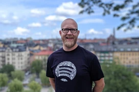 Ove utomhus med utsikt över takåsar i Stockholm