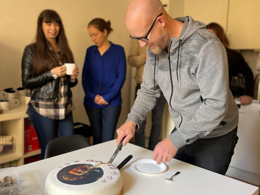 Ove firar med tårta tillsammans med kollegor