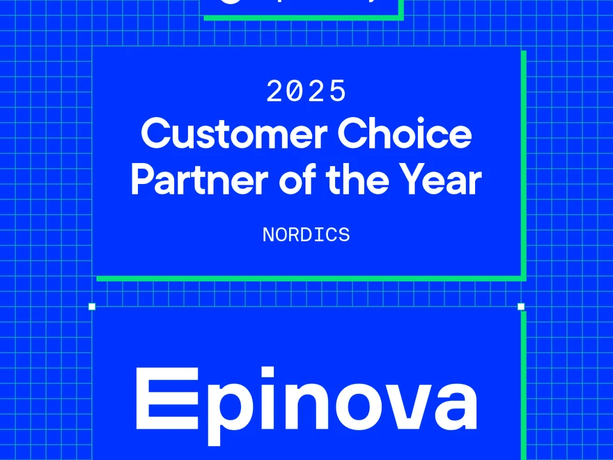 Banner med texten "2025 Customer Choice Partner of the Year, Nordics" och en trofésymbol mot en blå bakgrund med rutnät och Optimizely-logotypen högst upp.
