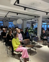 Fullt i lokalen med publik