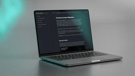 Modern laptop som visar en mörkt tema webbplats om innehållsmigrering på ett rent grått skrivbord