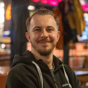 Piotr med ett glatt ansikte