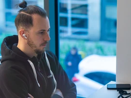 Piotr framför en dator