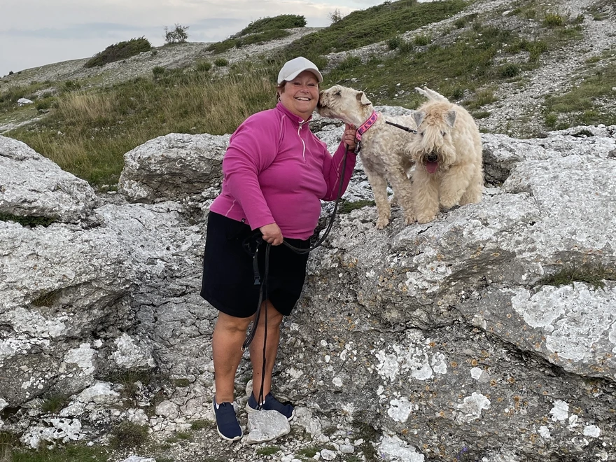 Annika med sina två hundar vid raukar