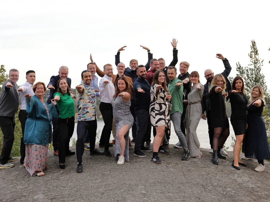 Gruppbild utomhus på Epinovas medarbetare