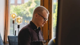 Siluett of a man with glasses