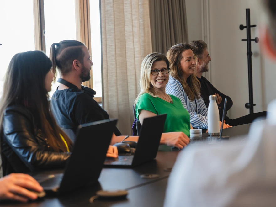 Glada personer i konferensrum