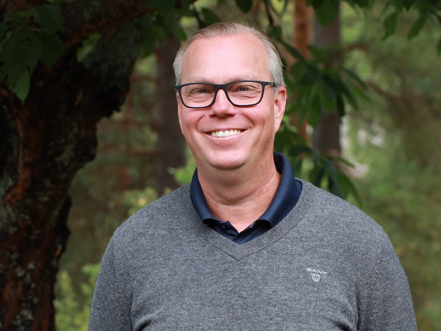 Glad Erik Engström utomhus