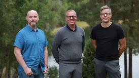 Joacim Broström, Erik Engberg och Kalle Paulsson poserar framför träd.