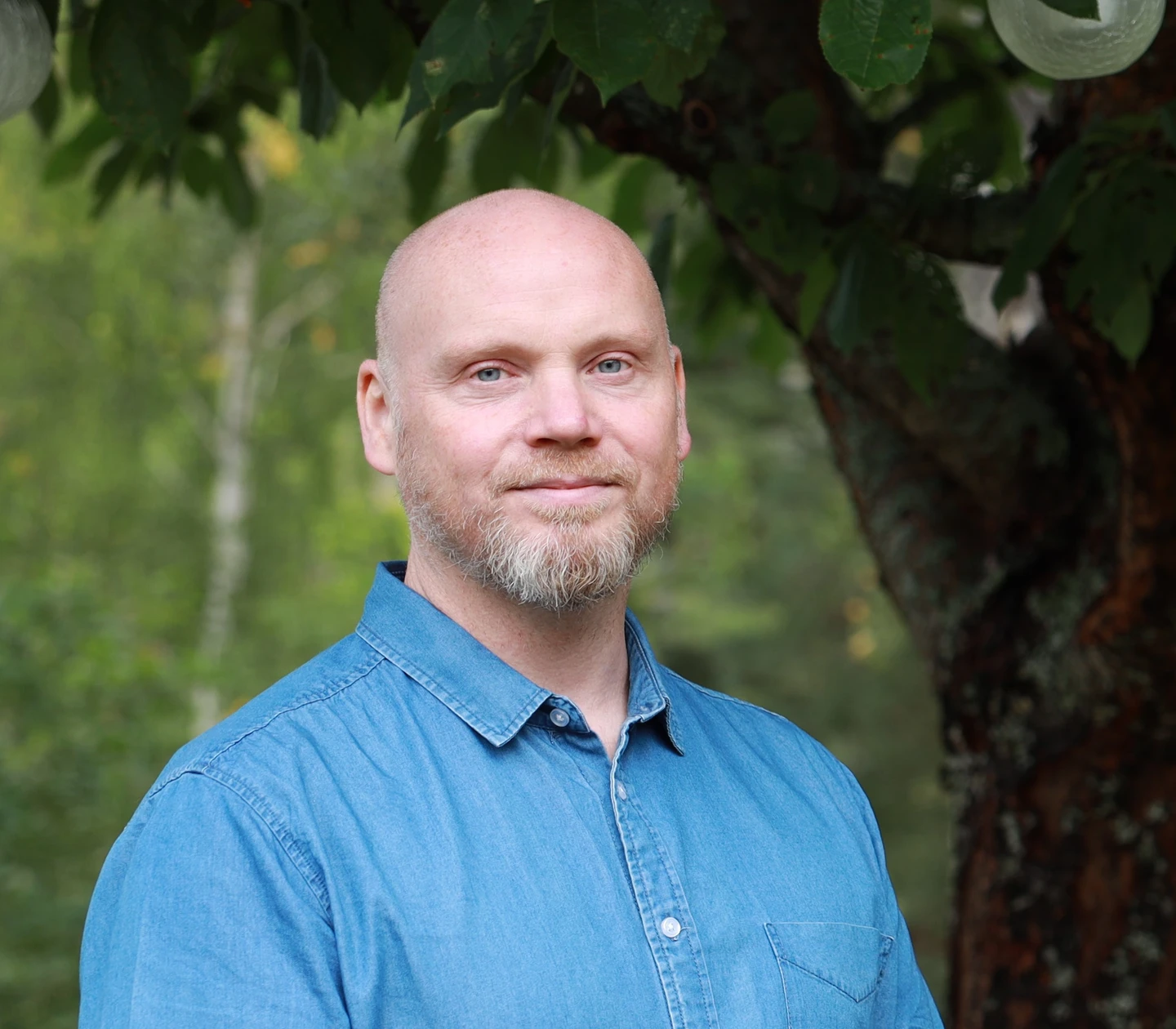 Joacim utomhus med träd och grönska i bakgrunden