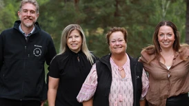 Epinovas ledning utomhus med  träd och vatten i bakgrunden