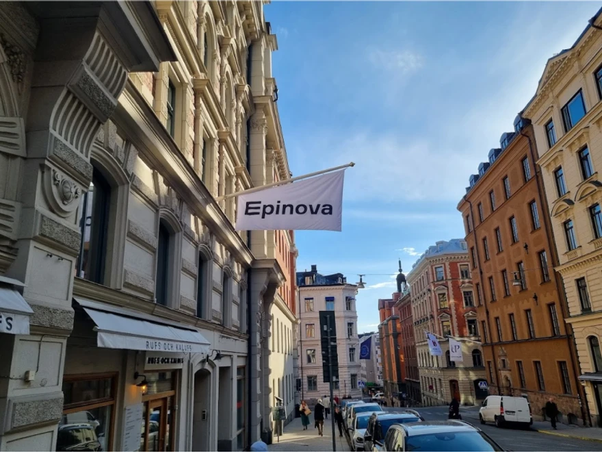 Flagga med texten "Epinova" på en byggnad i en pittoresk gata i Stockholm, Sverige